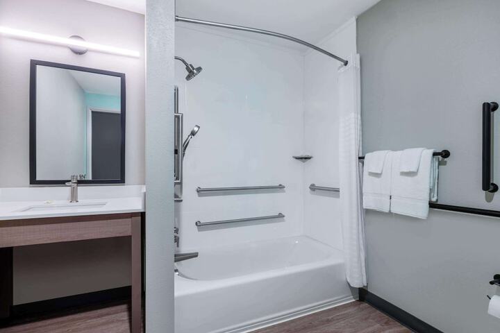 1 Queen Bed Mobility Accessible Bathtub with Grab Bars (6 of 27)