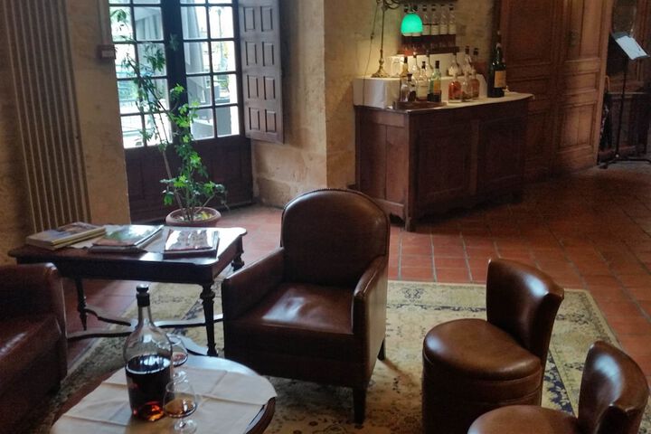 Lounge 58 of 153