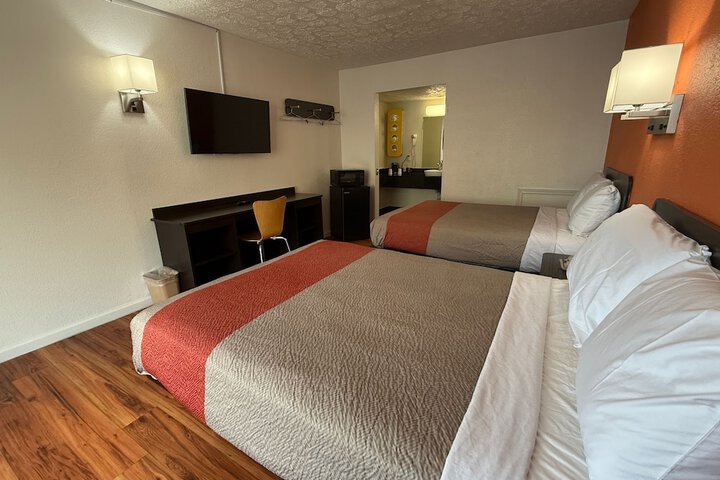 2 Double Beds (6 of 9)
