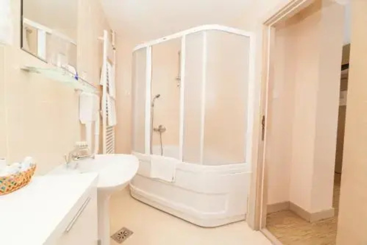 Room 8 of 22