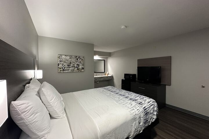 1 Queen Bed (2 of 14)