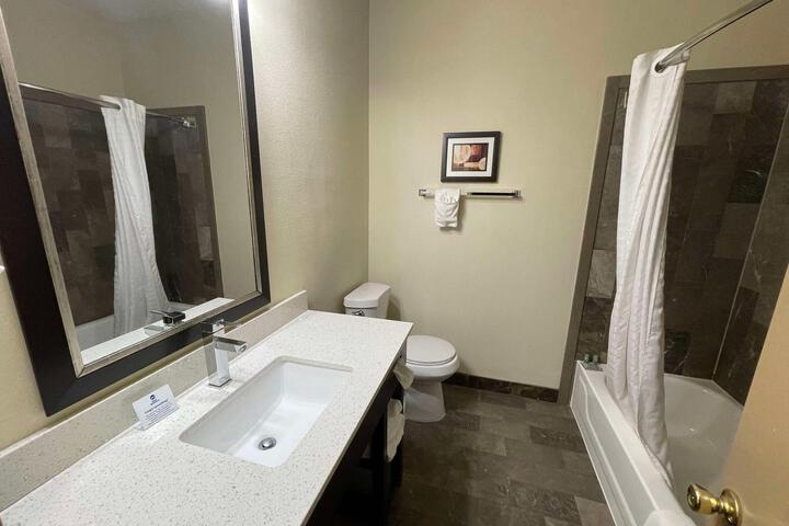 1 King Bed Jetted Tub WiFi, Microwave and Refrigerator Full Breakfast (1 of 13)