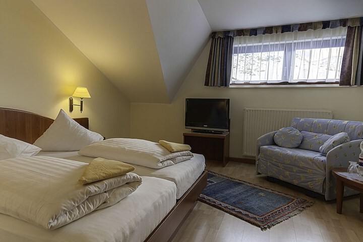 Room 5 of 38