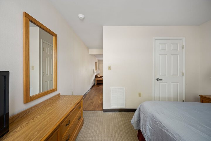 Studio Suite Queen Bed (1 of 16)