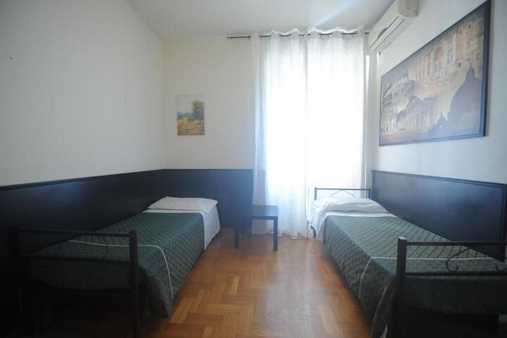 Room 4 of 9