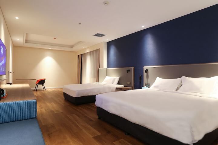 Room 12 of 22