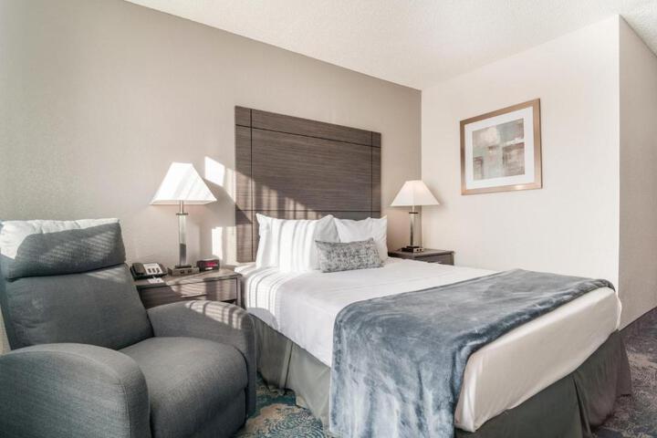 1 Queen Bed (7 of 9)