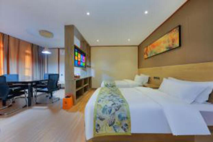 Boyue Light Luxury Hotel (Century Hualian Branch Taishan Road)