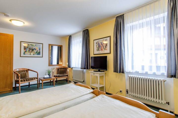 Room 6 of 33
