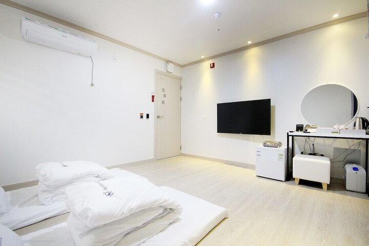 Room 3 of 37