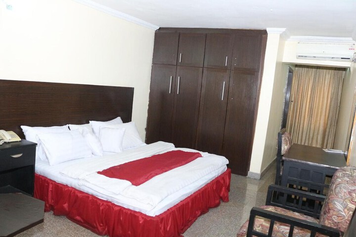 Room 17 of 32
