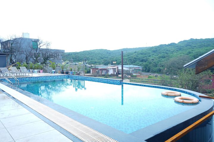 Pool 14 of 24