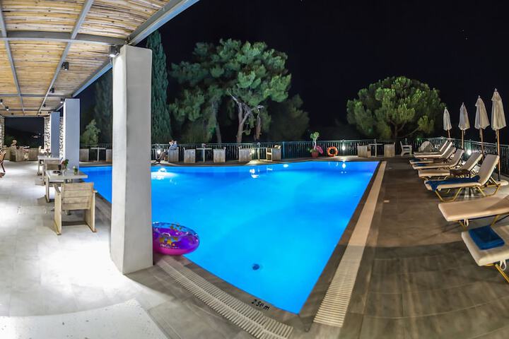 Hotel Pool
