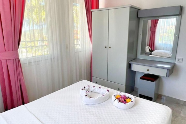 Room 3 of 28