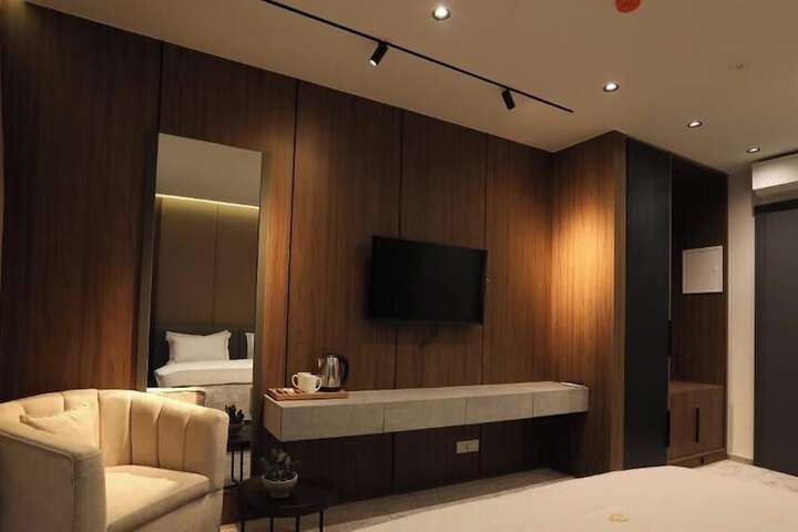 Room 6 of 16