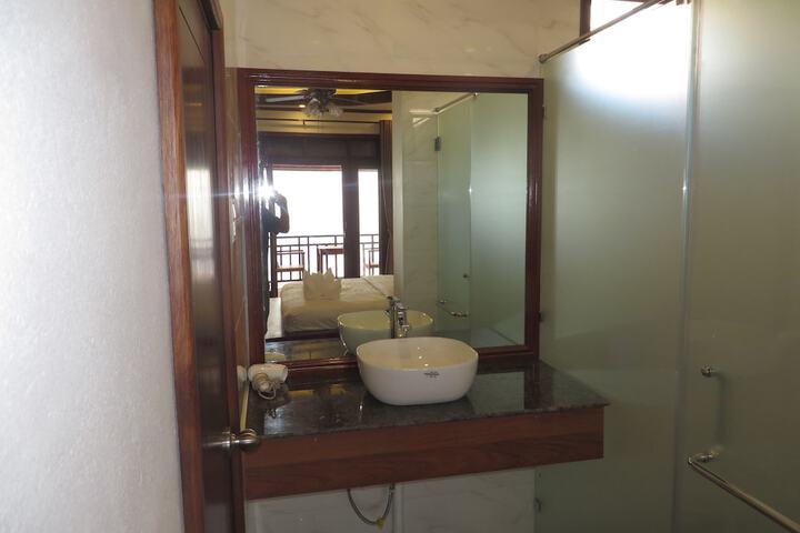 Room 17 of 32