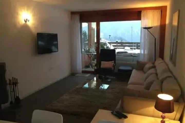 Room 2 of 10