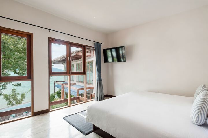 Room 53 of 148
