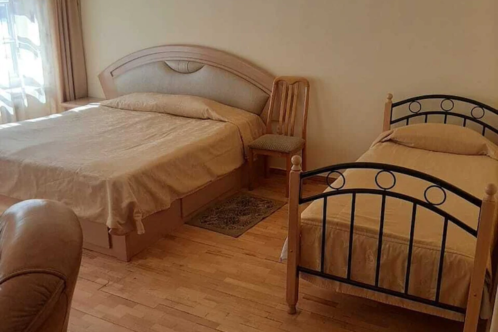 Room 4 of 10