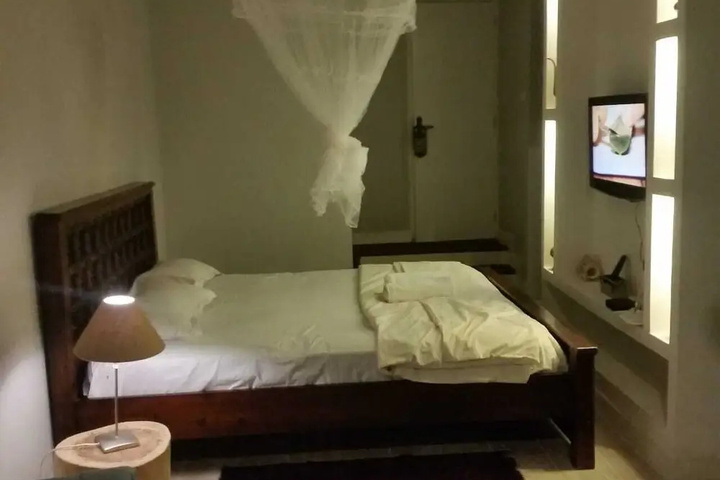 Room 4 of 13
