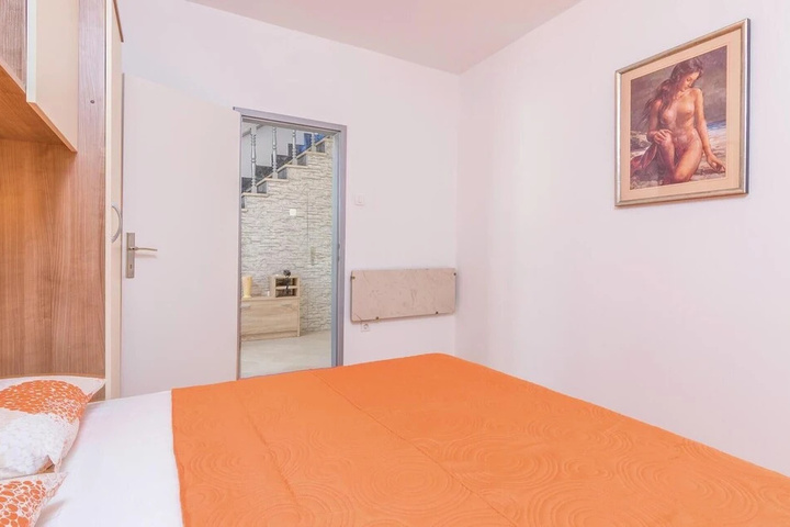 Room 4 of 18