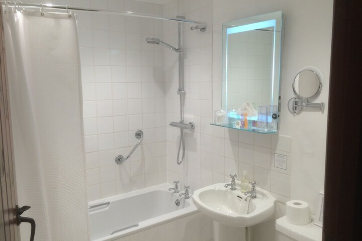 Room 10 of 32