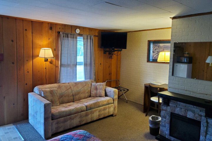 Economy Single Room 1 Queen Bed (7 of 7)