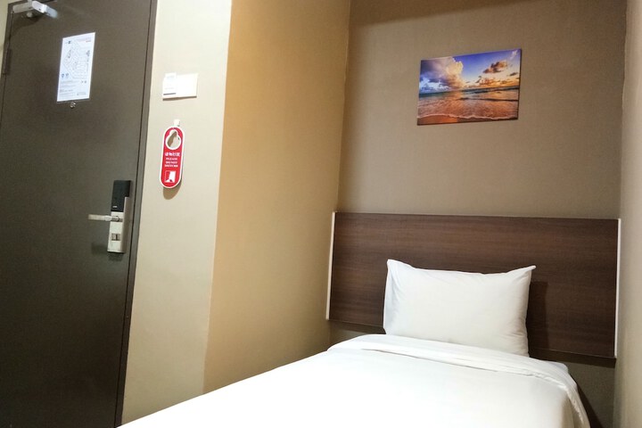Room 10 of 65