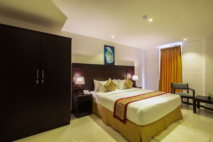 Room 6 of 28
