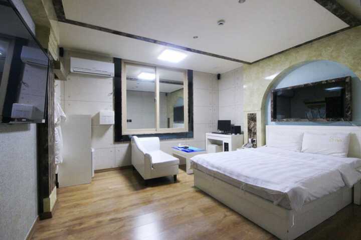 Room 4 of 33