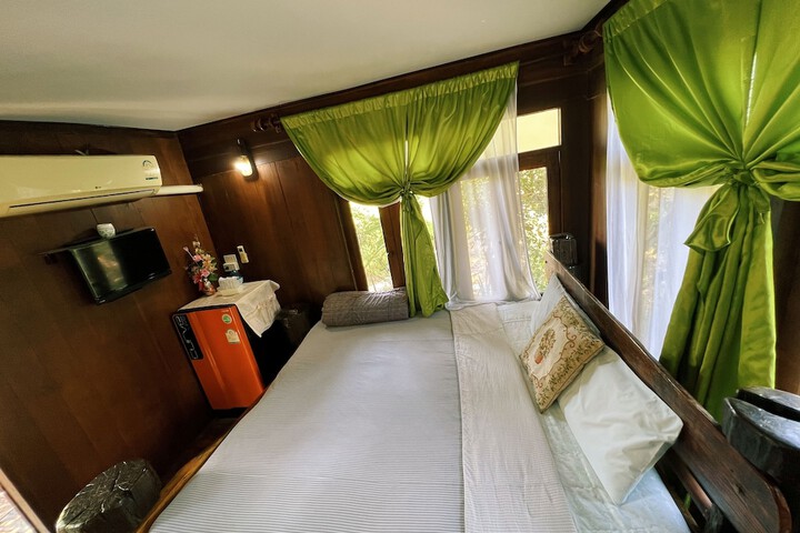 Room 27 of 77