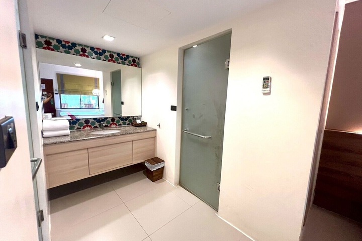 Room 30 of 100