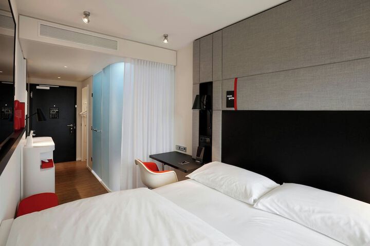 Room 28 of 69