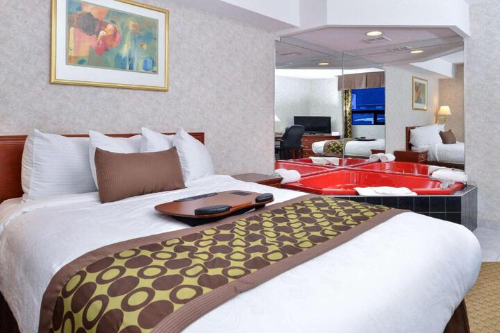2 Queen Beds (10 of 13)