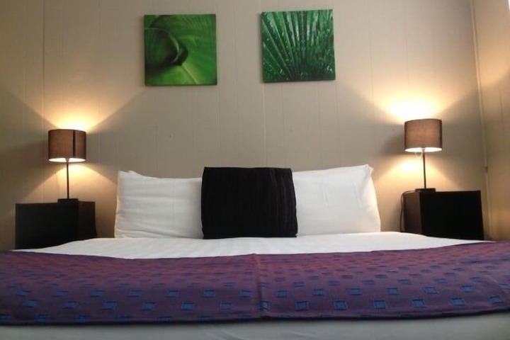 Room 7 of 33