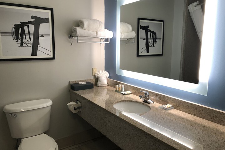 2 Queen Beds Accessible Roll in Shower (9 of 11)