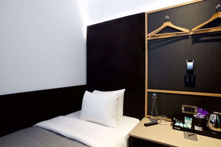 Room 13 of 38