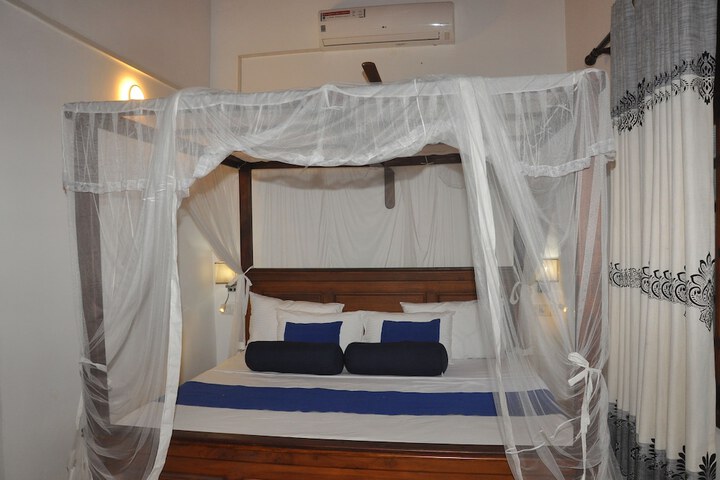 Room 5 of 12