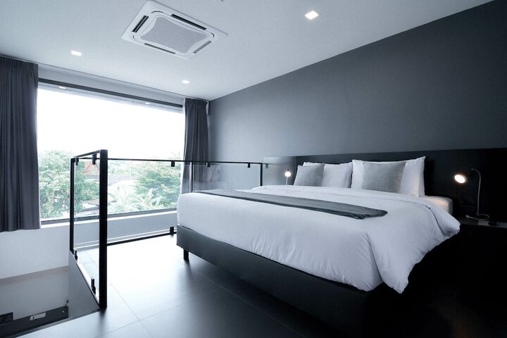 Room 8 of 82