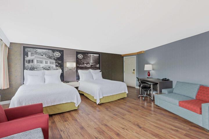 2 Queen Beds (8 of 12)