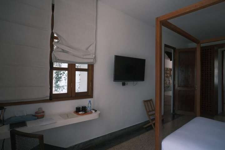 Room 4 of 10