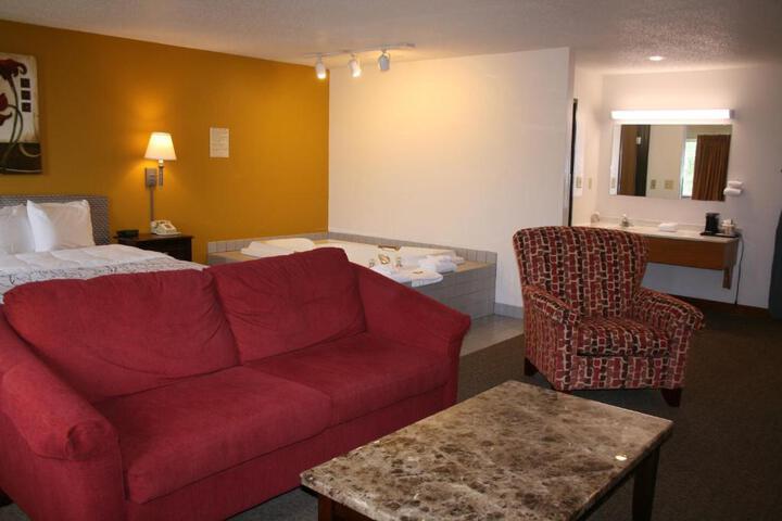 2 Queen Beds (16 of 18)