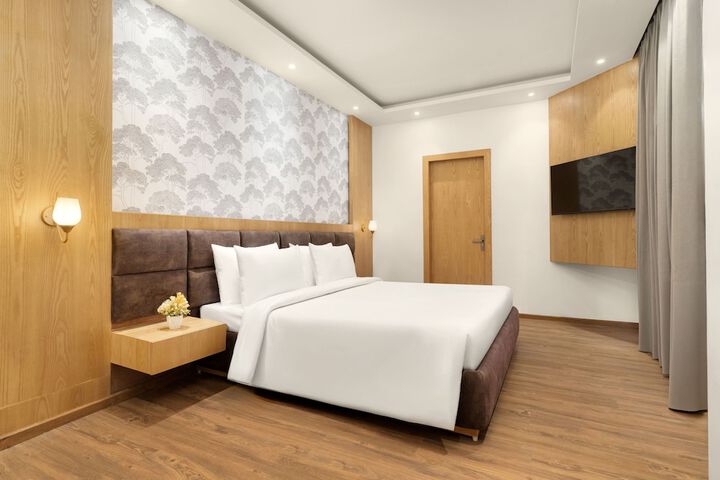 Room 4 of 16