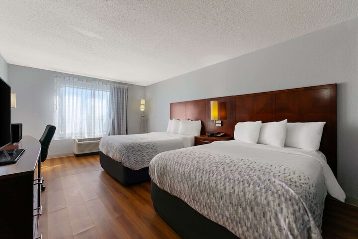 2 Double Beds (5 of 10)