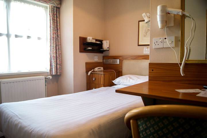 Room 18 of 118
