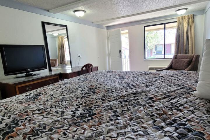 1 King Bed (16 of 16)