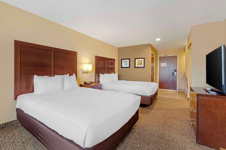 2 Queen Beds (2 of 7)
