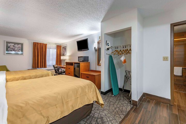 2 Queen Beds (11 of 14)