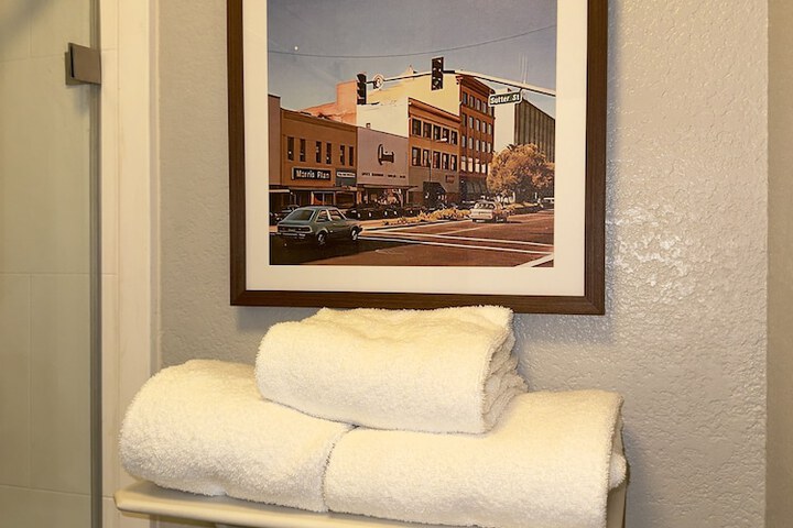 1 King Bed (24 of 26)
