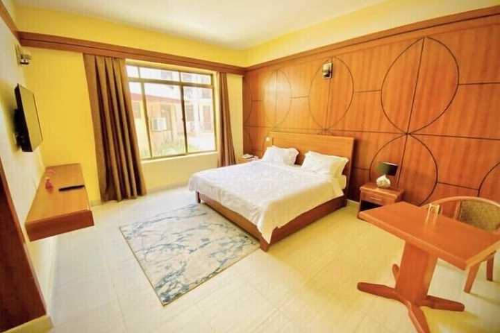 Room 12 of 38